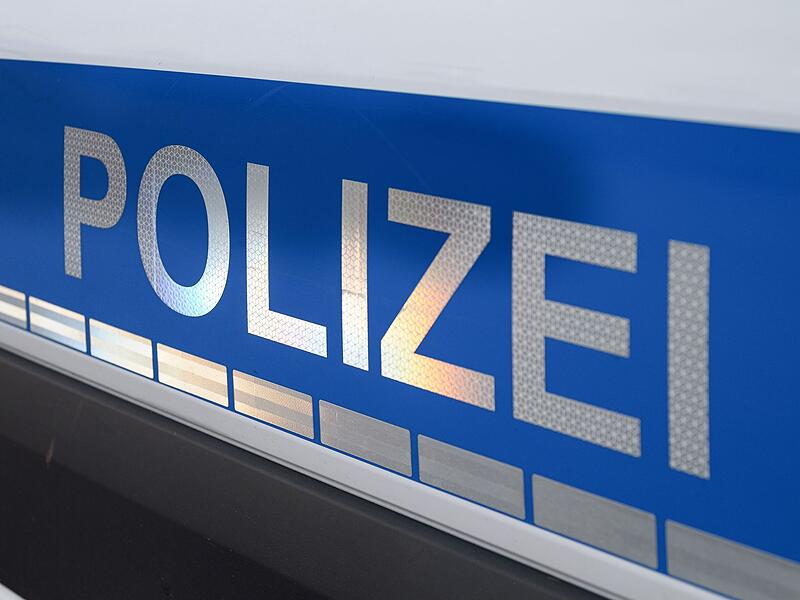 Der Polizei-Schriftzug auf einem Einsatzwagen. Der Polizei-Schriftzug auf einem Einsatzwagen.