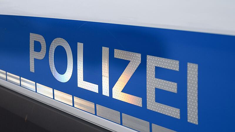 Der Polizei-Schriftzug auf einem Einsatzwagen. Der Polizei-Schriftzug auf einem Einsatzwagen.