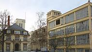 Blick von der Fritz-Hornschuch-Straße auf das Spinnereigebäude von 1928: Es wird jetzt denkmalgerecht saniert und beherbergt künftig ein Grünes Behördenzentrum. Links das frühere Direktionsgebäude der Spinnerei, das für die Univerwaltung genutzt wird.