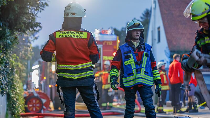 80 Feuerwehrleute helfen dabei, das Haus in Spardorf zu löschen. 80 Feuerwehrleute helfen dabei, das Haus in Spardorf zu löschen.
