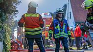80 Feuerwehrleute helfen dabei, das Haus in Spardorf zu löschen.