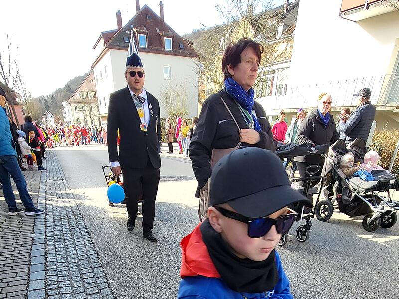 Viel los war am Faschingsdienstag, 4. März 2025, beim Faschingszug in Bad Brückenau.