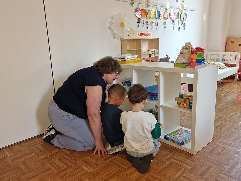 Gemeinsam stöbern: Manuela Sauer und zwei Kinder schauen, was das Regal zu bieten hat. Mehr davon ist ausdrücklich erwünscht. Gemeinsam stöbern: Manuela Sauer und zwei Kinder schauen, was das Regal zu bieten hat. Mehr davon ist ausdrücklich erwünscht.