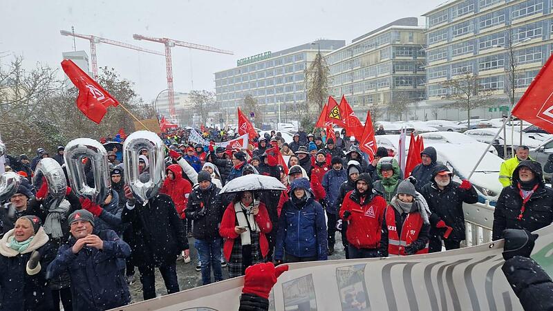 900 Beschäftigte aus allen deutschen Schaeffler-Standorten nahmen an der Kundgebung vor der Unternehmenszentrale in Herzogenaurach teil. 900 Beschäftigte aus allen deutschen Schaeffler-Standorten nahmen an der Kundgebung vor der Unternehmenszentrale in Herzogenaurach teil.