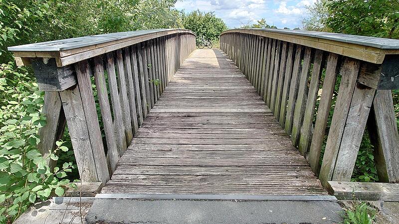 Die Holzbr&uuml;cke &uuml;ber die Aisch zwischen H&ouml;chstadt-S&uuml;d und der Innenstadt ist ab sofort gesperrt. Bis Sommer n&auml;chsten Jahres soll sie durch eine Alu-Konstruktion ersetzt werden.