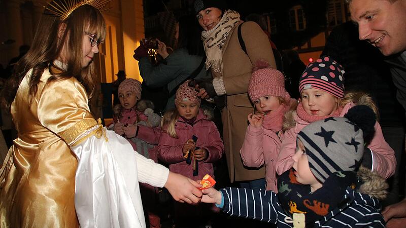 Christkind Sophie Ciobanu hatte f&uuml;r die kleinen Besucher allerlei Leckerei dabei.