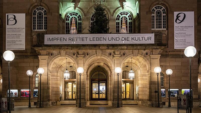 Das Nürnberger Staatstheater appelliert am maroden Opernhaus an die Impfbereitschaft. Das Nürnberger Staatstheater appelliert am maroden Opernhaus an die Impfbereitschaft.