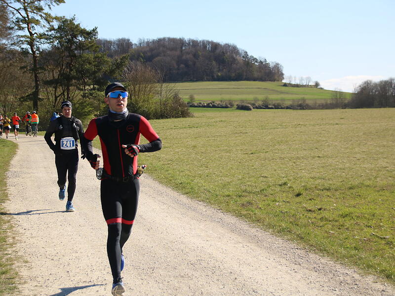Strahlender Sonnenschein, aber nur niedrige Plusgrade erwartete die L&auml;ufer beim 19. Obermain-Marathon rund um Bad Staffelstein. Die Marathon-Strecke f&uuml;hrte wieder an den beiden Wahrzeichen der Kurstadt, dem Kloster Banz und der Basilika Vierzehnheiligen vorbei.