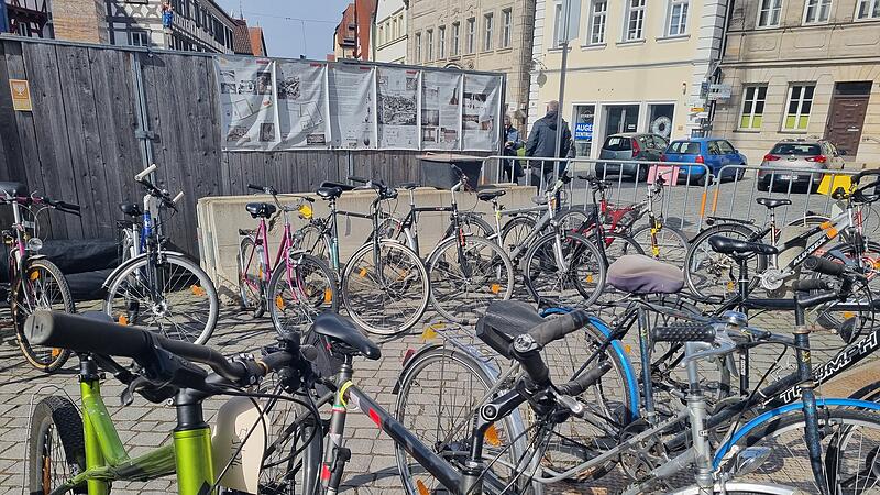 Kuriosit&auml;ten unter dem Hammer: Das war bei der Fundsachenversteigerung in Forchheim geboten