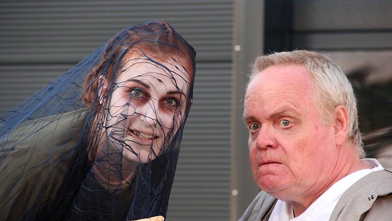 Prospero (Stephan Bach, r.) mit seinem Diener, dem Luftgeist Ariel (Laura Mann)