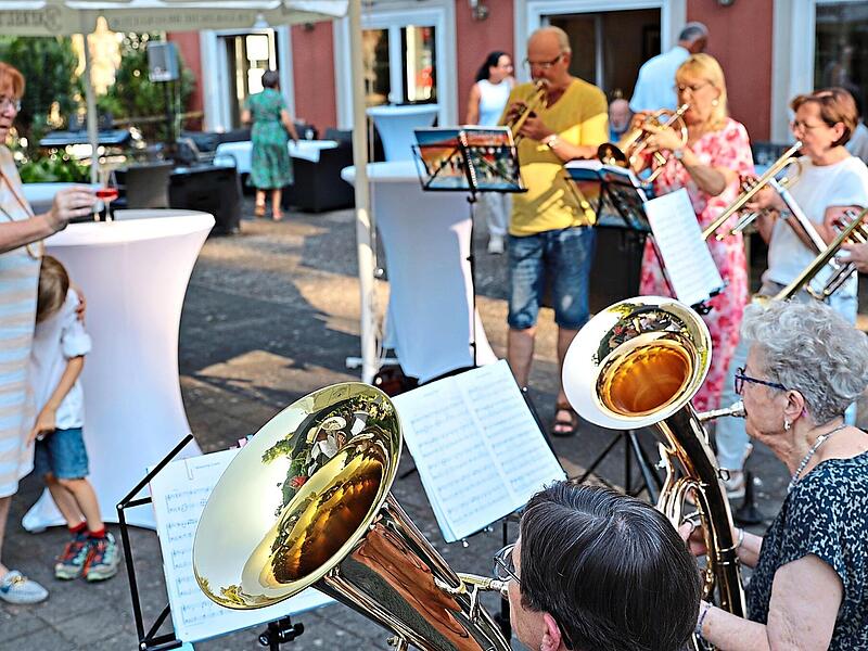 Christine Hofmann-Niebler (links) genoss das gro&szlig;e Spektakel anl&auml;sslich ihres 70. Geburtstages.Sonny Adam