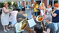 Christine Hofmann-Niebler (links) genoss das große Spektakel anlässlich ihres 70. Geburtstages.Sonny Adam Christine Hofmann-Niebler (links) genoss das große Spektakel anlässlich ihres 70. Geburtstages.Sonny Adam