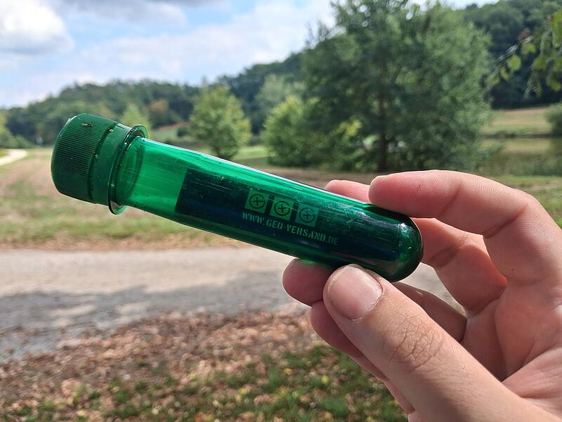Gefunden. So sieht ein Geocache in der Nähe von Frensdorf aus. Gefunden. So sieht ein Geocache in der Nähe von Frensdorf aus.