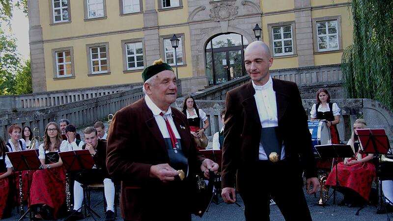 Willibald Reich spielt mit Begeisterung sein Tenorhorn bei den „Egerländer Musikanten“; hier in der Original Egerländer Tracht, die er vor kurzem selbst vorstellte. Rechts Dirigent Eduard Marpoder.