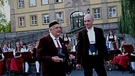 Willibald Reich spielt mit Begeisterung sein Tenorhorn bei den „Egerländer Musikanten“; hier in der Original Egerländer Tracht, die er vor kurzem selbst vorstellte. Rechts Dirigent Eduard Marpoder.