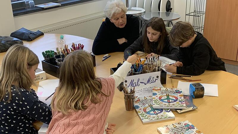 Im Kreativatelier des Kunstvereins können Kinder mit dem Kritzelbuch spielerisch etwas über Demokratie erfahren.