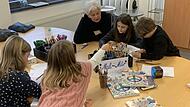 Im Kreativatelier des Kunstvereins können Kinder mit dem Kritzelbuch spielerisch etwas über Demokratie erfahren.