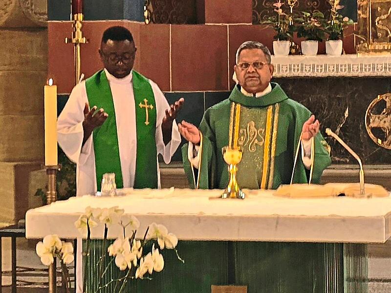 Die Priester Christian Bouwé (links) und Jeremias George beim Gottesdienst in St. Stephanus.Forchheim & Fränkische Schweiz Die Priester Christian Bouwé (links) und Jeremias George beim Gottesdienst in St. Stephanus.
