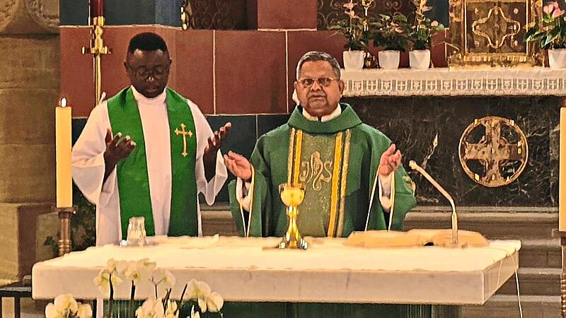 Die Priester Christian Bouw&eacute; (links) und Jeremias George beim Gottesdienst in St. Stephanus.