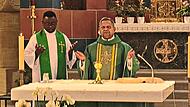 Die Priester Christian Bouwé (links) und Jeremias George beim Gottesdienst in St. Stephanus.Forchheim & Fränkische Schweiz Die Priester Christian Bouwé (links) und Jeremias George beim Gottesdienst in St. Stephanus.