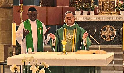 Die Priester Christian Bouw&eacute; (links) und Jeremias George beim Gottesdienst in St. Stephanus.