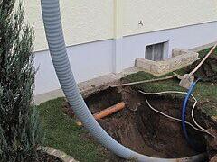 Bilder vom Bau (2012 und 2013) des heute sechs Kilometer langen W&auml;rmenetzes, das im Bioenergiedorf Willersdorf mittlerweile 99 Haushalte mit W&auml;rme versorgt.