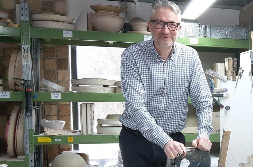 Fabian Denk in der Keramikwerkstatt: Weil er zweimal nicht pünktlich bestimmte statistische Daten liefern konnte, soll er nun ein Bußgeld zahlen. Er weigert sich und lässt es auf die Klage ankommen. Fabian Denk in der Keramikwerkstatt: Weil er zweimal nicht pünktlich bestimmte statistische Daten liefern konnte, soll er nun ein Bußgeld zahlen. Er weigert sich und lässt es auf die Klage ankommen.