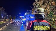 Feuerwehr Mitwitz begutachtet Unfall mit Bagger