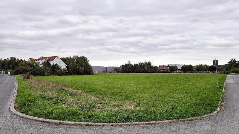 Mehr Information f&uuml;r die Bev&ouml;lkerung forderte Simone Naumann zum Projekt Seniorenwohnheim auf diesem Grundst&uuml;ck am Sportzentrum.