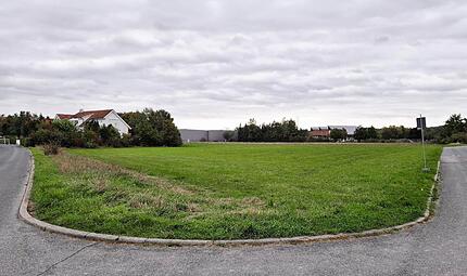 Mehr Information für die Bevölkerung forderte Simone Naumann zum Projekt Seniorenwohnheim auf diesem Grundstück am Sportzentrum. Mehr Information für die Bevölkerung forderte Simone Naumann zum Projekt Seniorenwohnheim auf diesem Grundstück am Sportzentrum.