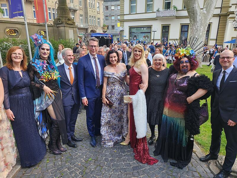 Sch&ouml;n bunt, der Kissinger Sommer 2024: Kurdirektorin Sylvie Thormann, Dawn van Dome, Intendant Alexander Steinbeis, Kultusminister Markus Blume, Kuratoriumsvorsitzende Dorothee B&auml;r, Christal, Staatsministerin Claudia Roth, Kai Pirinha und Oberb&uuml;rgermeister Dirk Vogel (v.l.)