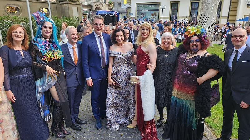 Sch&ouml;n bunt, der Kissinger Sommer 2024: Kurdirektorin Sylvie Thormann, Dawn van Dome, Intendant Alexander Steinbeis, Kultusminister Markus Blume, Kuratoriumsvorsitzende Dorothee B&auml;r, Christal, Staatsministerin Claudia Roth, Kai Pirinha und Oberb&uuml;rgermeister Dirk Vogel (v.l.)