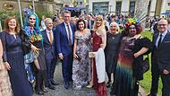 Schön bunt, der Kissinger Sommer 2024: Kurdirektorin Sylvie Thormann, Dawn van Dome, Intendant Alexander Steinbeis, Kultusminister Markus Blume, Kuratoriumsvorsitzende Dorothee Bär, Christal, Staatsministerin Claudia Roth, Kai Pirinha und Oberbürgermeister Dirk Vogel (v.l.)