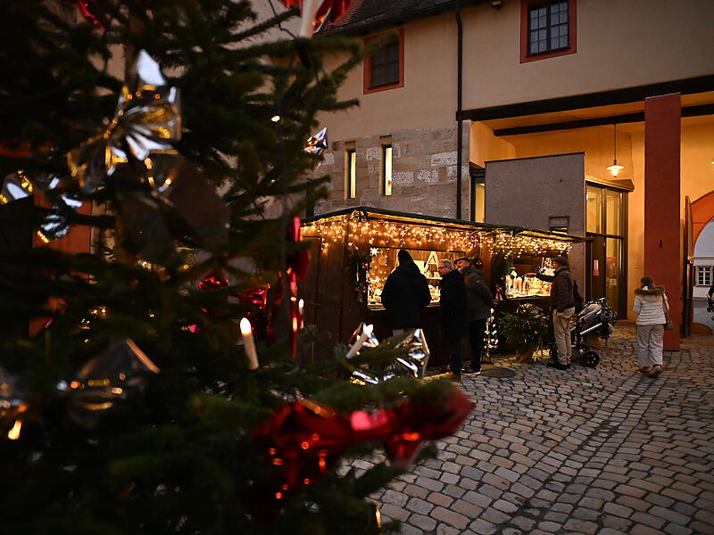 Täglich um 18.30 Uhr gibt es eine zauberhafte Lichtershow an der Forchheimer Kaiserpfalz und ein Türchen öffnet sich am digitalen Adventskalender an der KaiserpfalzEröffnung Weihnachtsmarkt Forchheim 2024 Täglich um 18.30 Uhr gibt es eine zauberhafte Lichtershow an der Forchheimer Kaiserpfalz und ein Türchen öffnet sich am digitalen Adventskalender an der Kaiserpfalz