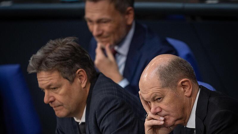 Die Koalitionsspitzen mussten sich in der Auftaktsitzung zur Haushaltswoche harte Kritik aus der Opposition anh&ouml;ren.