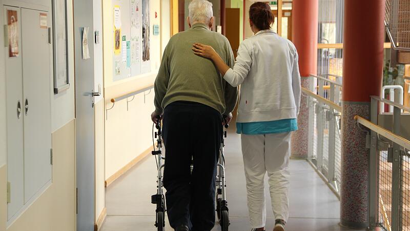 Überall in Bayern, wie hier in Bad Kissingen, werden Pflegekräfte gesucht. Doch tut die Söder-Regierung genug gegen den Pflegenotstand? In Unterfranken sind die Meinungen gespalten.&nbsp;