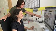 Christine Schikora (vorn) mit Mitarbeiterin Sabine Mauer bei der Arbeit. Seit 25 Jahren gibt es nun schon Grafik.Design Schikora.
