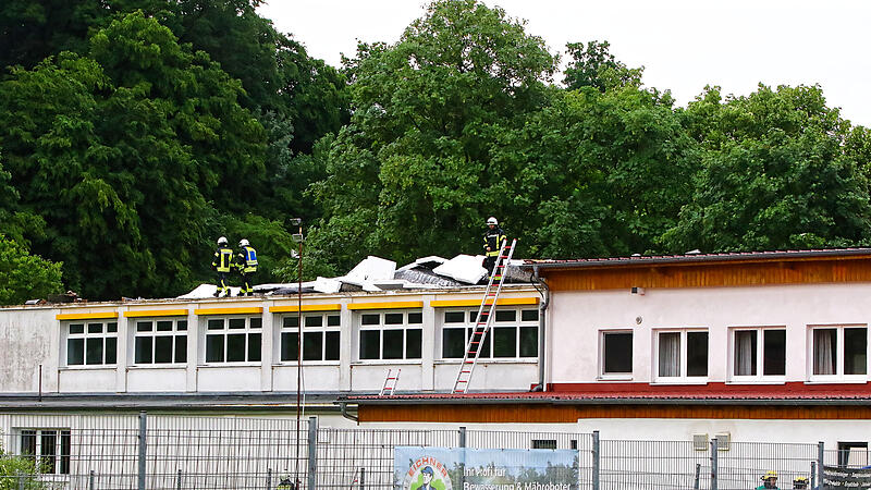Ein Sturm hatte am Sonntagabend die Panels der Photovoltaik-Anlage auf dem Sportheim gelöst. Da Sicherheitsbedenken bestanden, musste das Relegationsspiel zwischen Kirchleus und Sportring Bayreuth abgesagt werden.