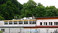 Ein Sturm hatte am Sonntagabend die Panels der Photovoltaik-Anlage auf dem Sportheim gelöst. Da Sicherheitsbedenken bestanden, musste das Relegationsspiel zwischen Kirchleus und Sportring Bayreuth abgesagt werden.