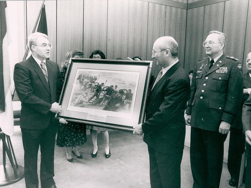 Im Rahmen einer Feierstunde verabschiedete sich die Stadt am 2. April 1992 von der US-Army. Geladen waren Standortkommandeur Oberstleutnant Odell und Oberst Barthmuth, stellvertretender Stabschef des VII. US-Corps aus Stuttgart. In der Mitte steht...