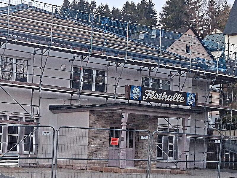 Die Festhalle Tettau soll in wenigen Wochen wieder nutzbar sein. Durch Vermietung will die Gemeinde Einnahmen generieren. Veronika Schadeck Die Festhalle Tettau soll in wenigen Wochen wieder nutzbar sein. Durch Vermietung will die Gemeinde Einnahmen generieren. Veronika Schadeck
