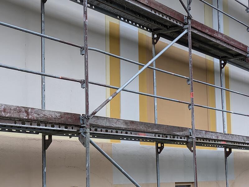 Deutlich kräftiger als bisher wird die neue Wandfarbe des Turniergebäudes. Deutlich kräftiger als bisher wird die neue Wandfarbe des Turniergebäudes.