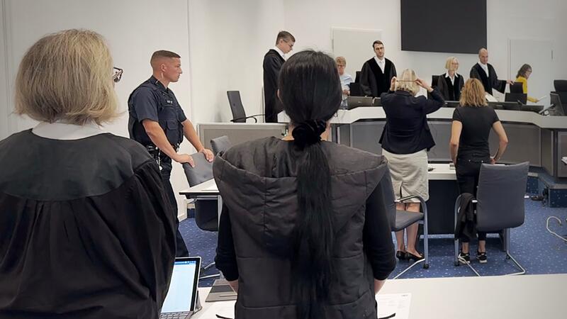 Für die Aussage ihrer Schwester kam die Mutter von Katina K. extra nach BambergForchheim & Fränkische Schweiz Für die Aussage ihrer Schwester kam die Mutter von Katina K. extra nach Bamberg.