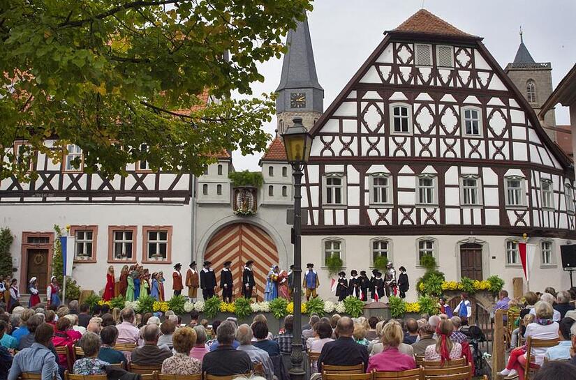 Vor der Kulisse des Heimatspielhaus-Ensembles am Anger in M&uuml;nnerstadt gibt es in diesem Jahr nicht nur drei Auff&uuml;hrungen von &bdquo;Die Schutzfrau von M&uuml;nnerstadt&ldquo;. Am 12. und 18. August werden im Rahmen des Konzepts &bdquo;B&uuml;hne frei&ldquo; zwei Konzerte veranstal...