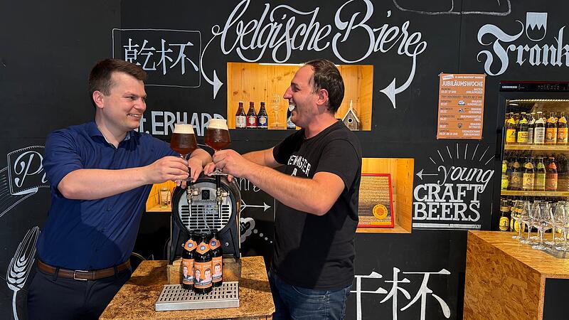 Sto&szlig;en gemeinsam an: Christian Klemenz Bierothek-Gr&uuml;nder (links) und David Hertl, Leiter der Bamberger Bierothek-Filiale in Bamberg.
