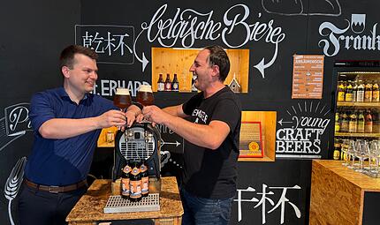Sto&szlig;en gemeinsam an: Christian Klemenz Bierothek-Gr&uuml;nder (links) und David Hertl, Leiter der Bamberger Bierothek-Filiale in Bamberg.