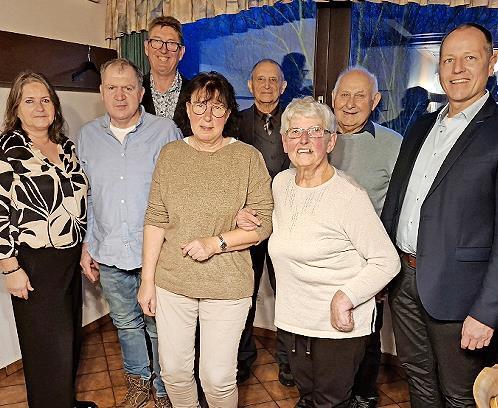 Unser Bild zeigt Kerstin Gehring, Michael Weth, Bernd Veth, Erika Kleinhenz, Edgar Wolf, Rita Mützel, Emil Fleissner und Bürgermeister Johannes Krumm.