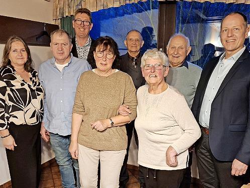 Unser Bild zeigt Kerstin Gehring, Michael Weth, Bernd Veth, Erika Kleinhenz, Edgar Wolf, Rita Mützel, Emil Fleissner und Bürgermeister Johannes Krumm.
