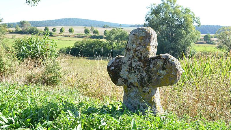 Mord aus Eifersucht? Auch beim Stein von Hattersdorf gibt es zwei Geschichten, die erz&auml;hlt werden. Es k&ouml;nnte auch ein Streit zweier Handwerksburschen gewesen sein, bei dem einer starb.