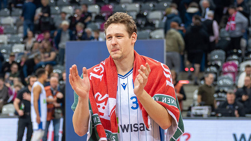 Telekom Baskets Bonn vs. Skyliners Frankfurt, Basketball, e@sy Credit Bundesliga, 17. Spieltag, Saison 2024/2025, 19.01.2025 Verschmitztes Lächeln bei Patrick Heckmann nach dem Frankfurter Auswärtssieg in Bonn. Am Samstag will er sein Ex-Team Bamberg im Pokal-Halbfinale überraschen.